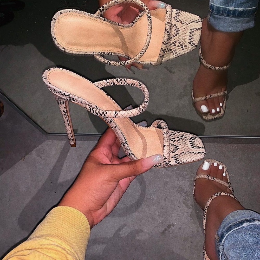 Snake print heels 🖤